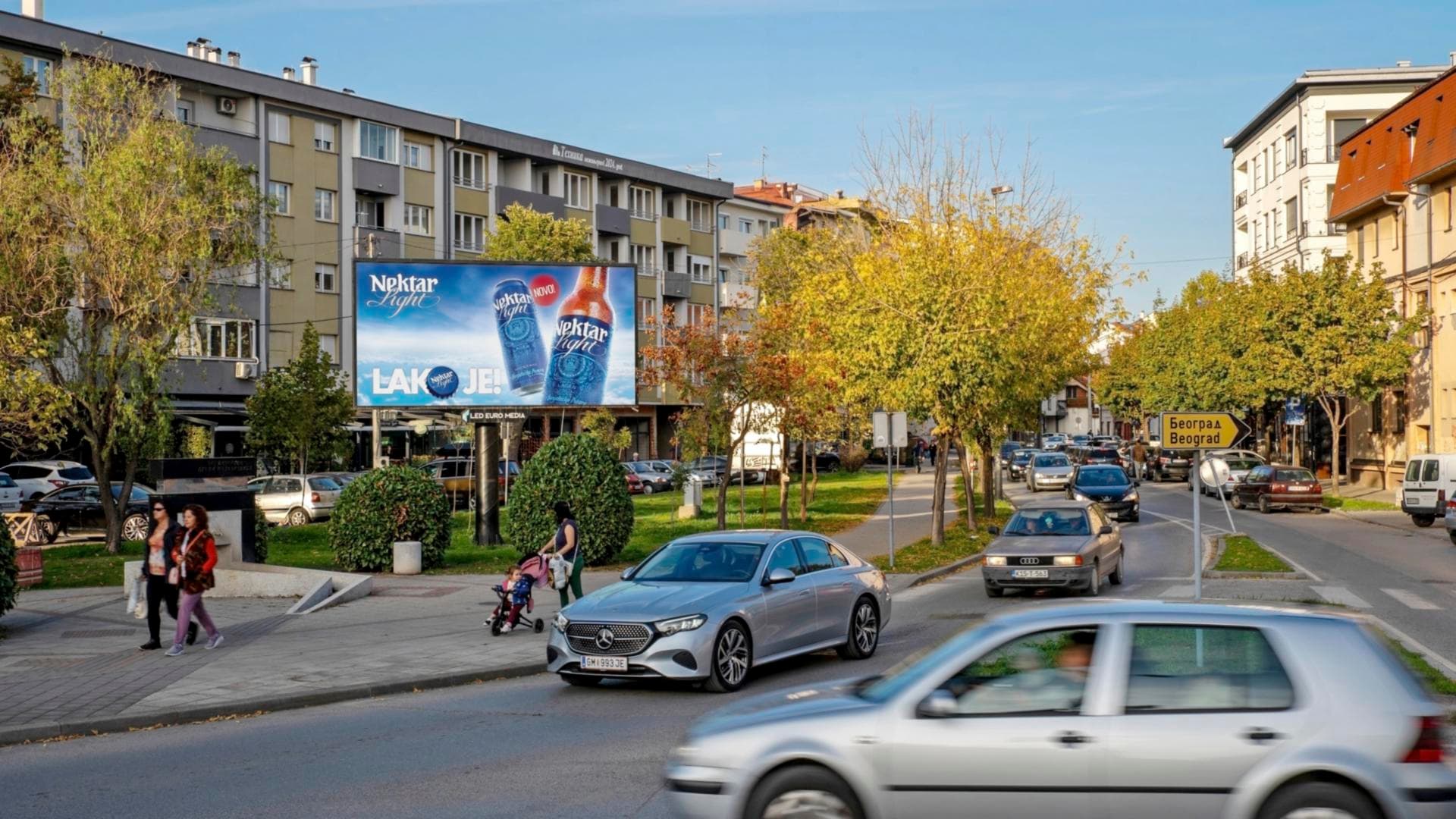 Reklamna lokacija danju i noću