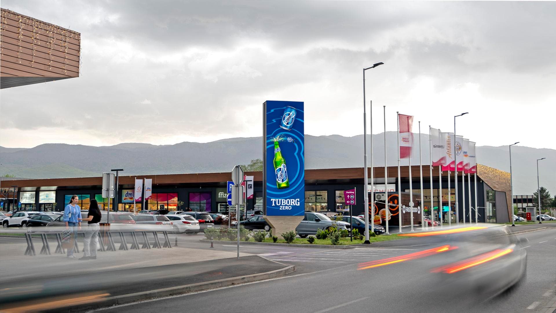 Vertikalni LED totem ispred trgovačkog centra