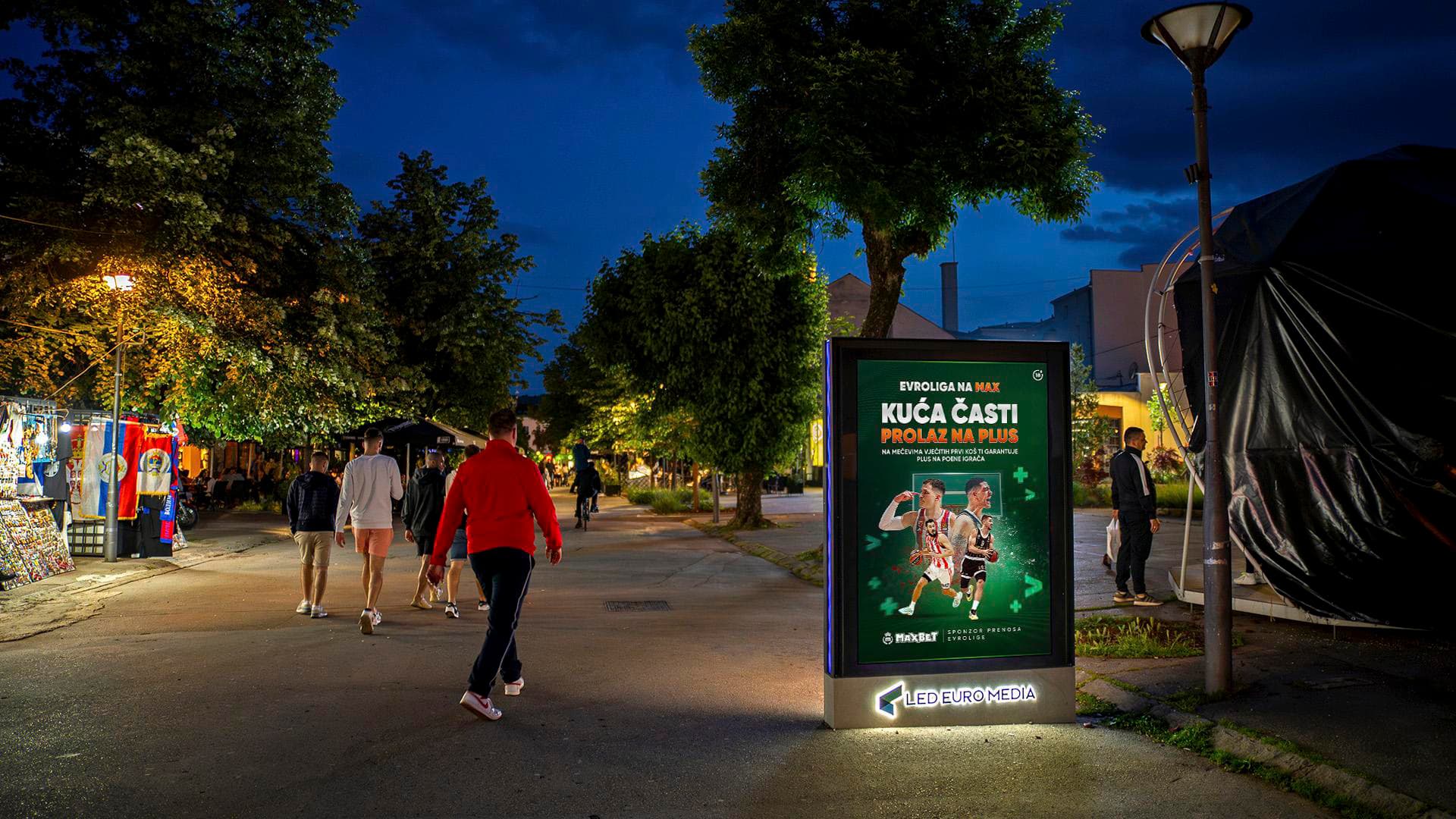 Reklamna lokacija danju i noću