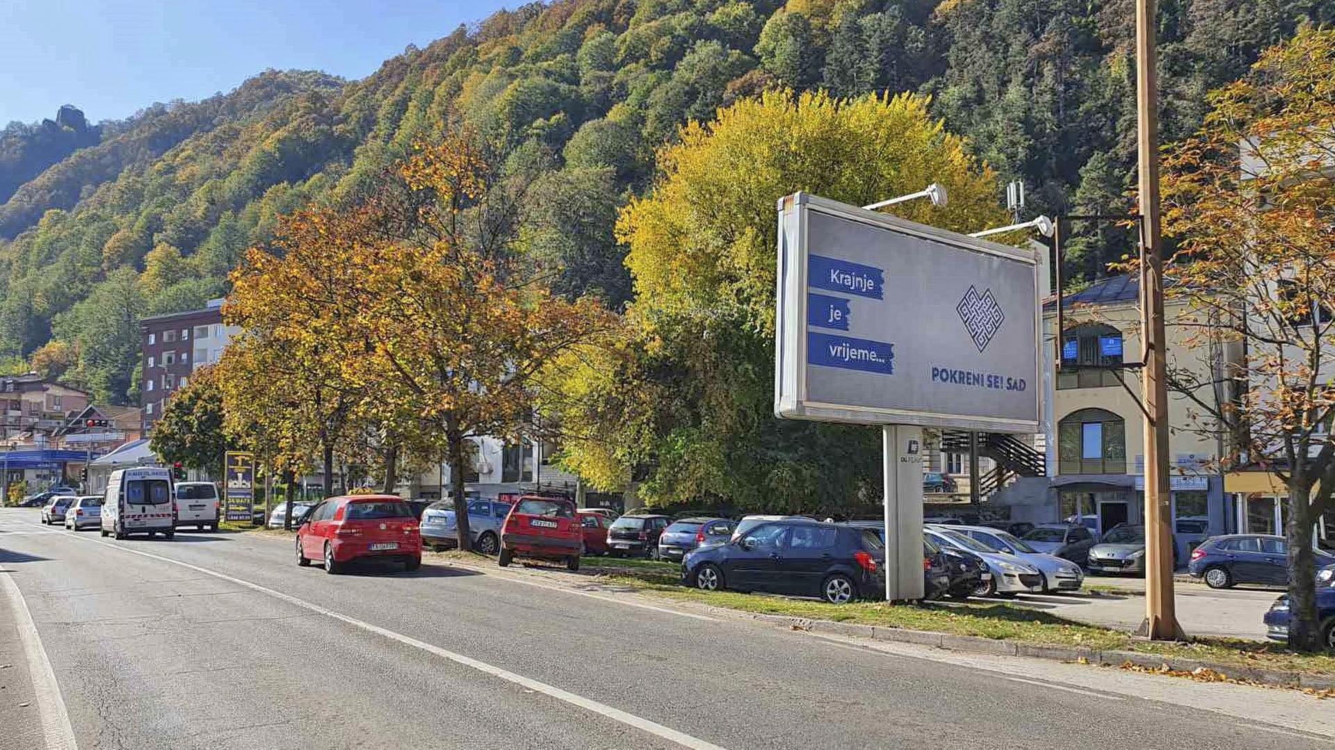 Centar, kod Opštine i MUP-a