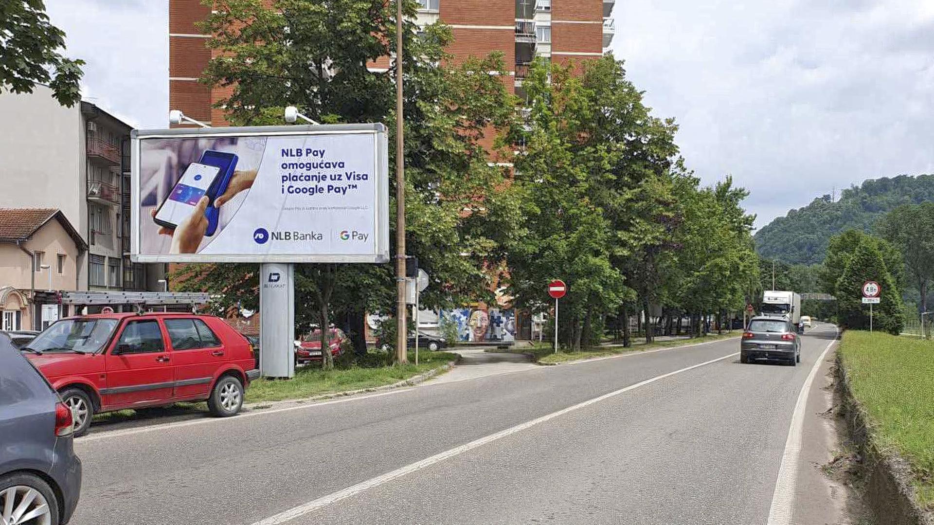 Centar, kod Opštine i MUP-a